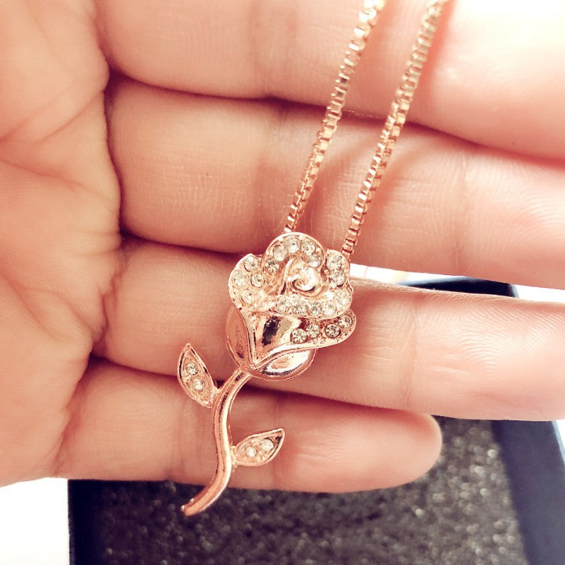 Zarte handwerkliche Halskette