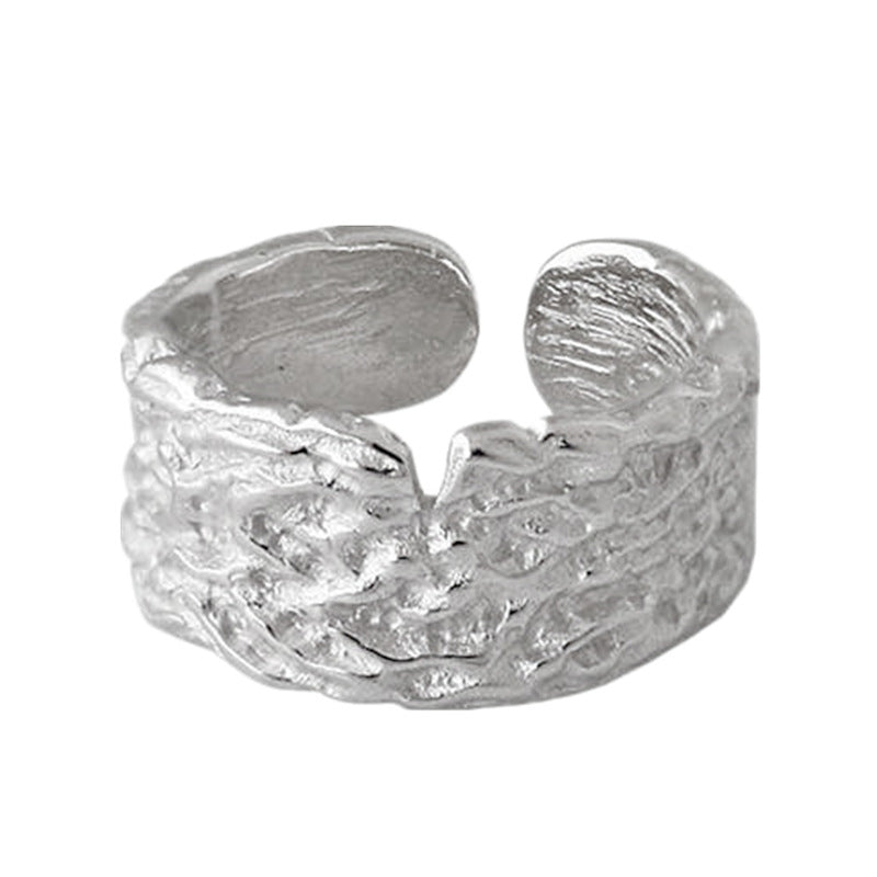 Zarte handwerkliche Ring