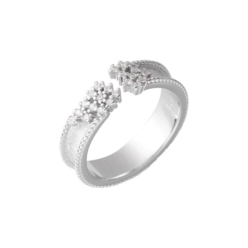 Zarte handwerkliche Ring