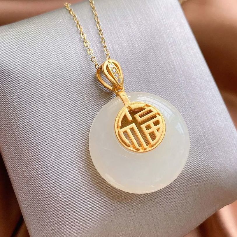 Schöne Gold Halskette mit einzigartigem Stil