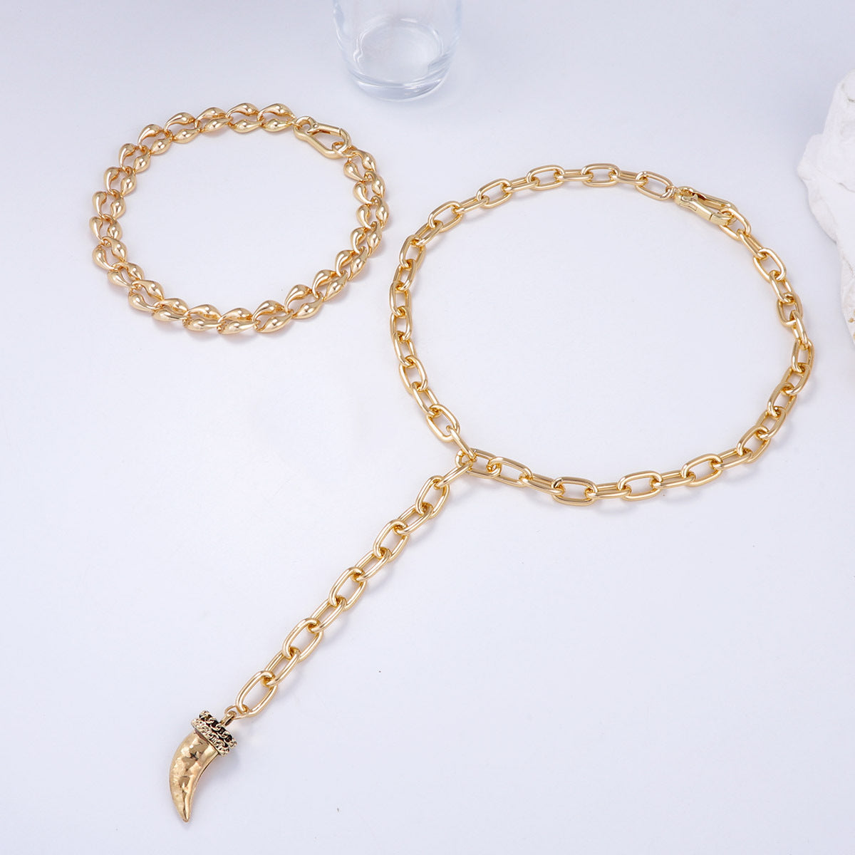 Schöne Halskette mit einzigartigem Stil