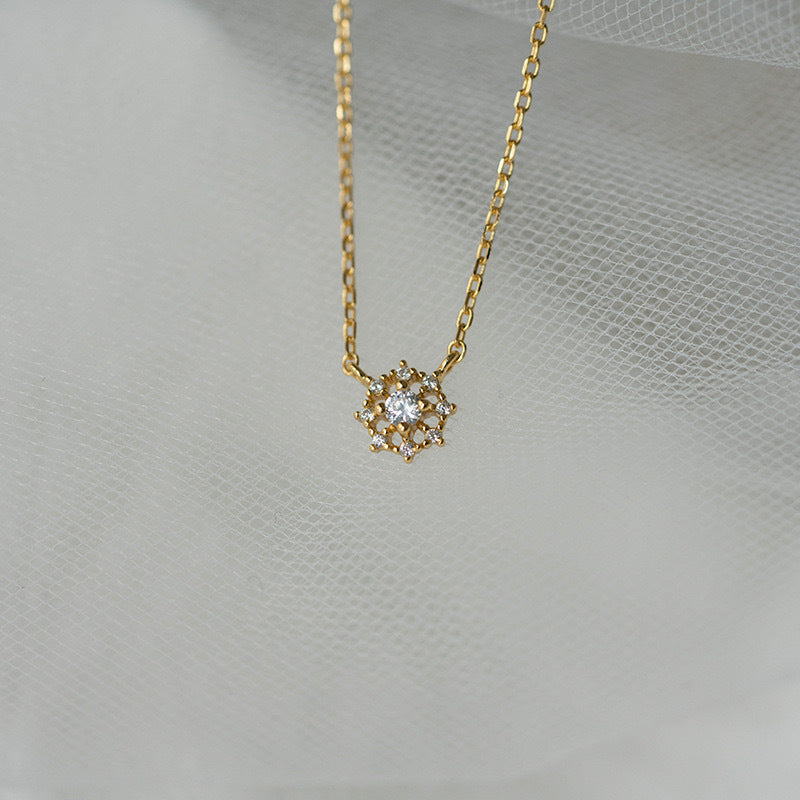 Zarte handwerkliche Halskette