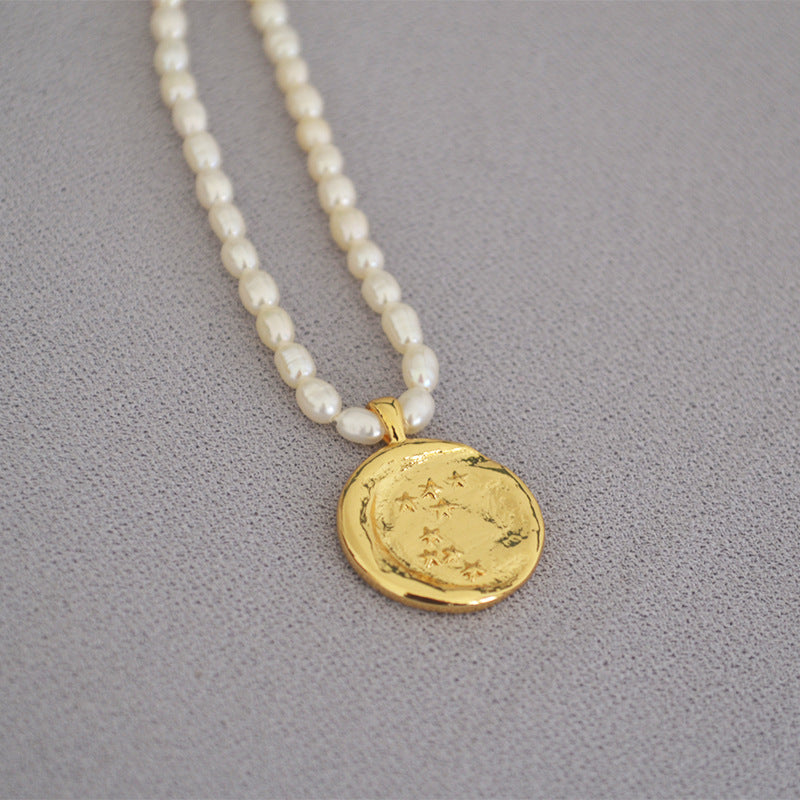 Schöne Gold Halskette mit einzigartigem Stil