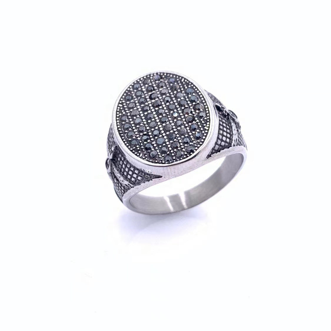 Zarte handwerkliche Ring