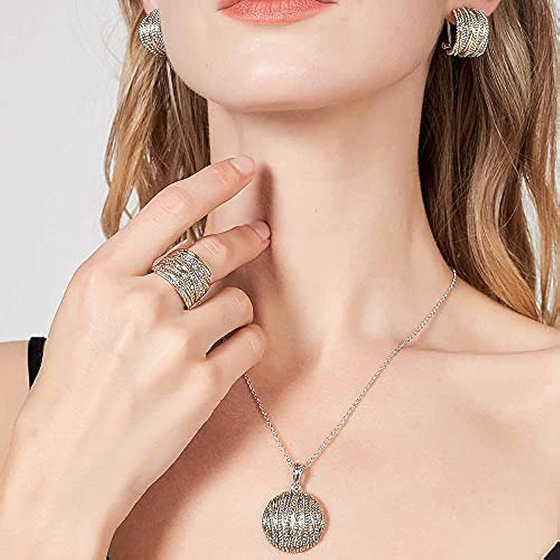 Zarte handwerkliche Halskette