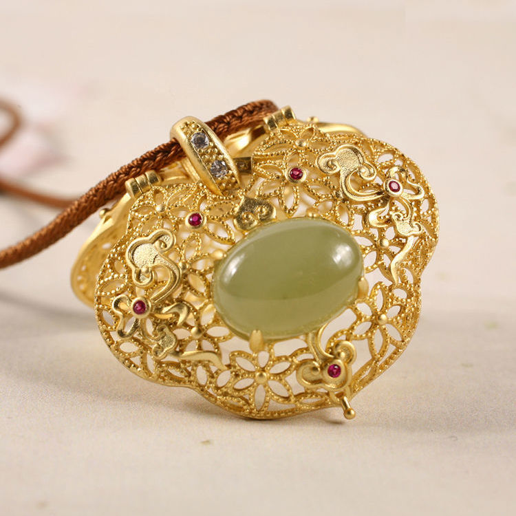 Schöne Gold Halskette mit einzigartigem Stil