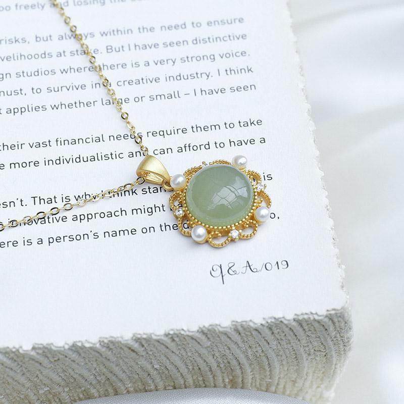 Schöne Gold Halskette mit einzigartigem Stil