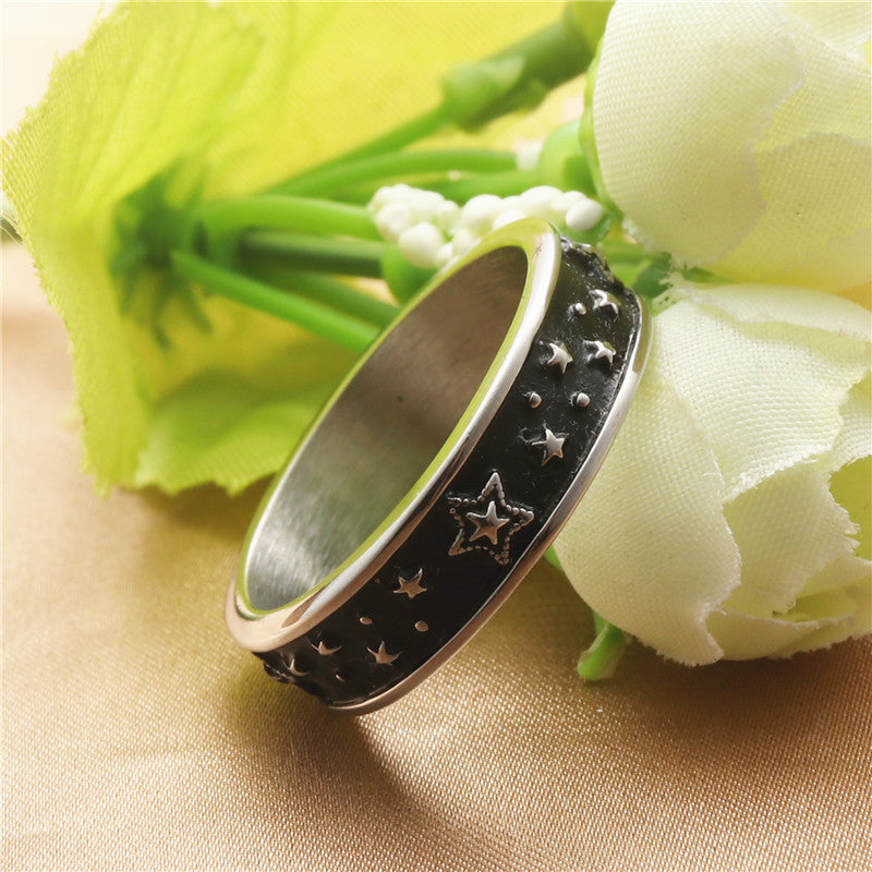 Zarte handwerkliche Ring