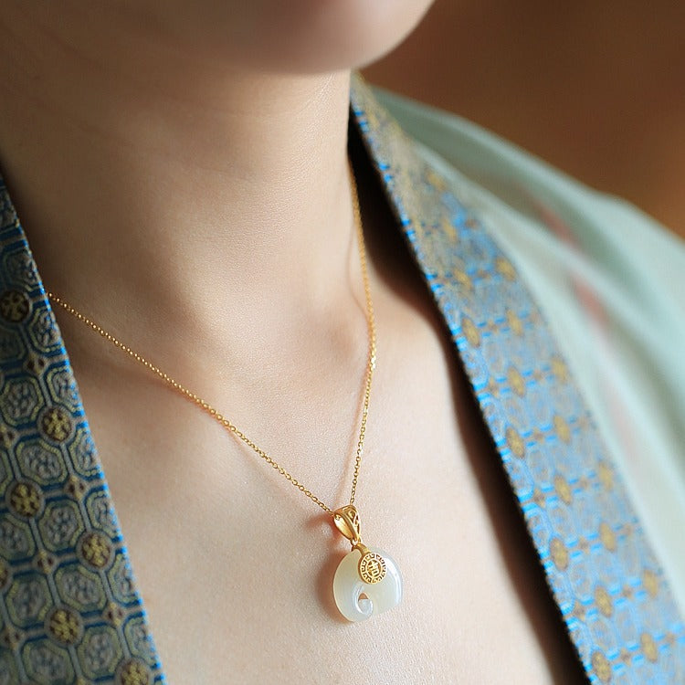 Schöne Gold Halskette mit einzigartigem Stil