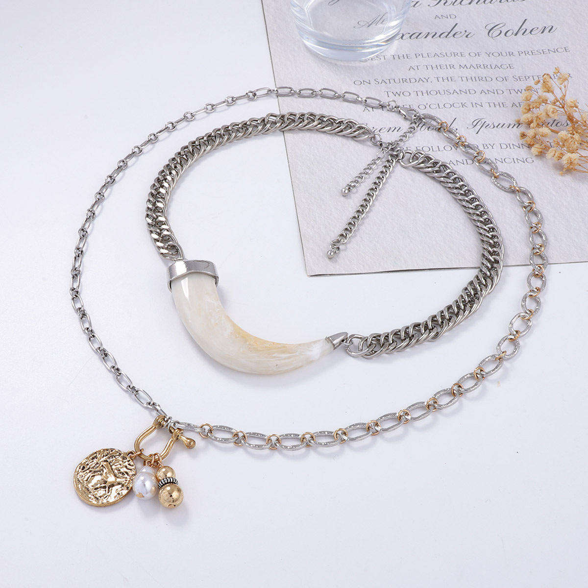 Schöne Halskette mit einzigartigem Stil