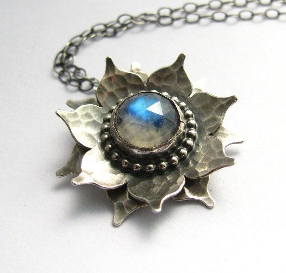 Schöne Halskette mit einzigartigem Stil