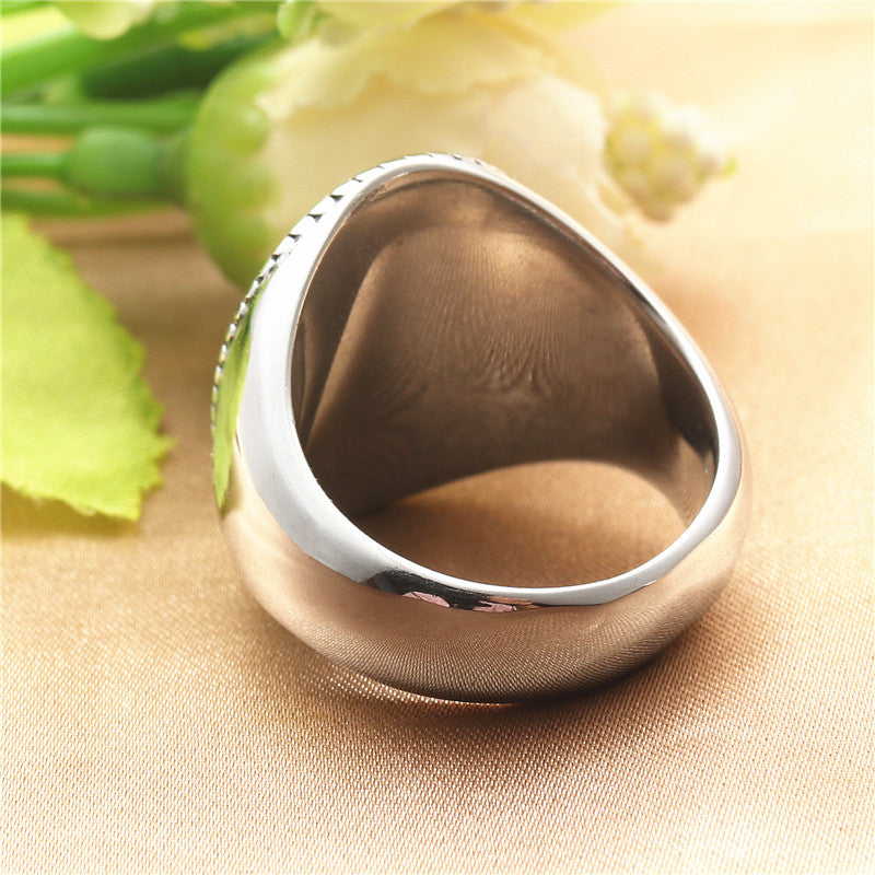 Zarte handwerkliche Ring