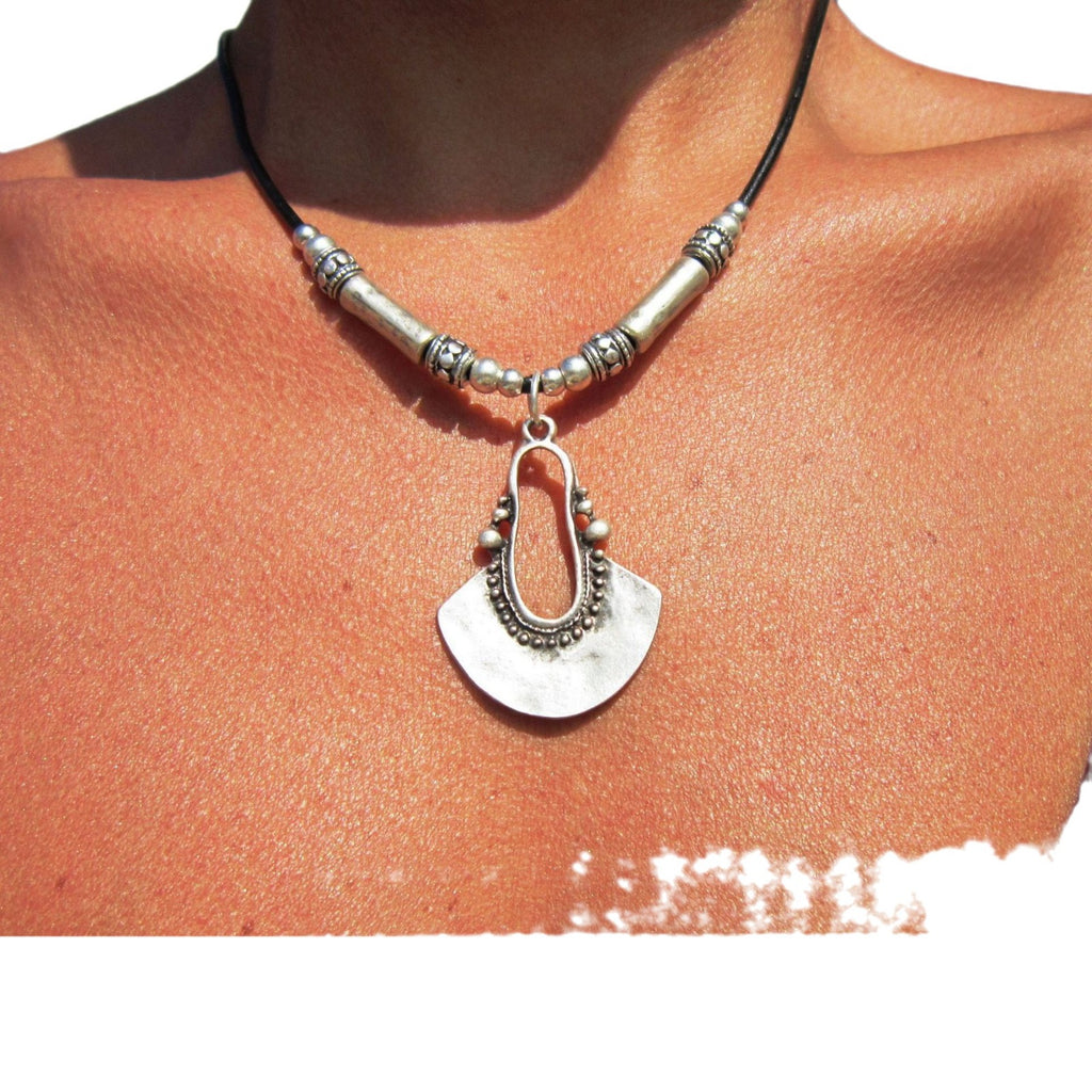 Schöne Halskette mit einzigartigem Stil