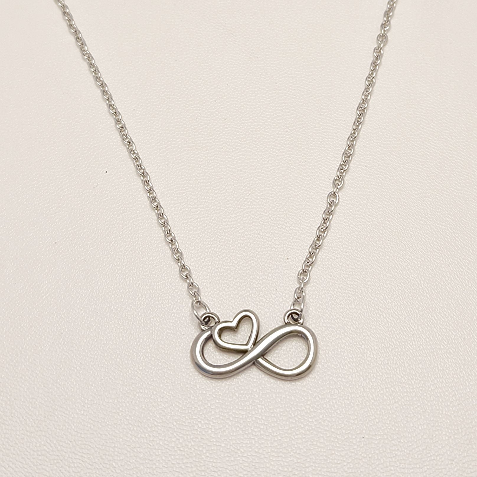 Zarte handwerkliche Halskette