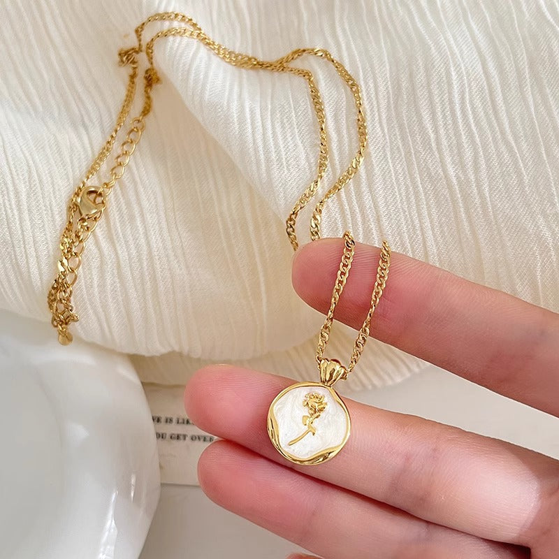 Schöne Gold Halskette mit einzigartigem Stil