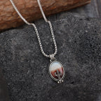 Schöne Halskette mit einzigartigem Stil