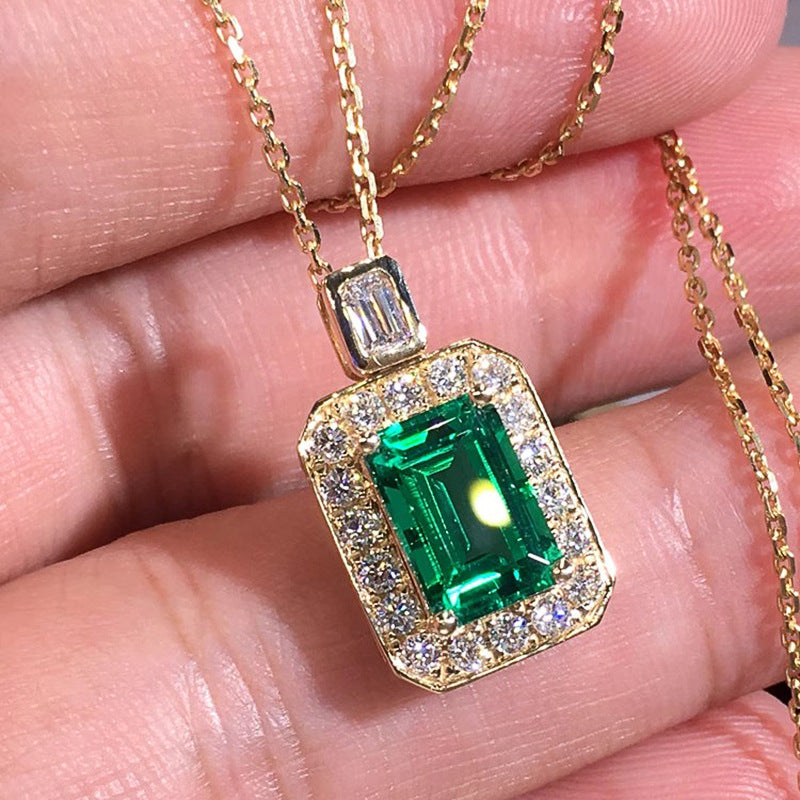 Schöne Halskette mit einzigartigem Stil