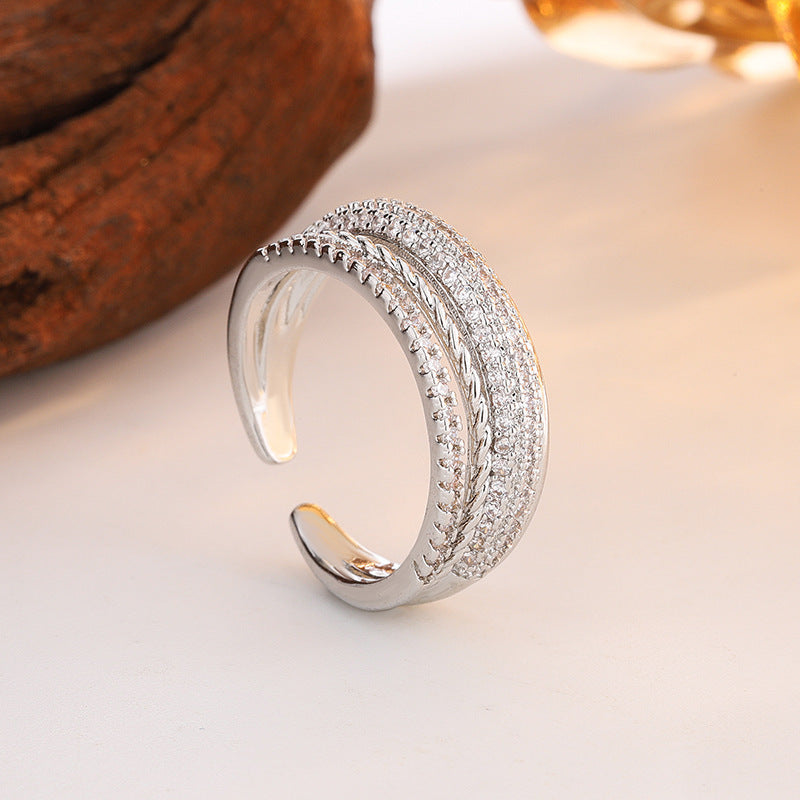 Zarte handwerkliche Ring