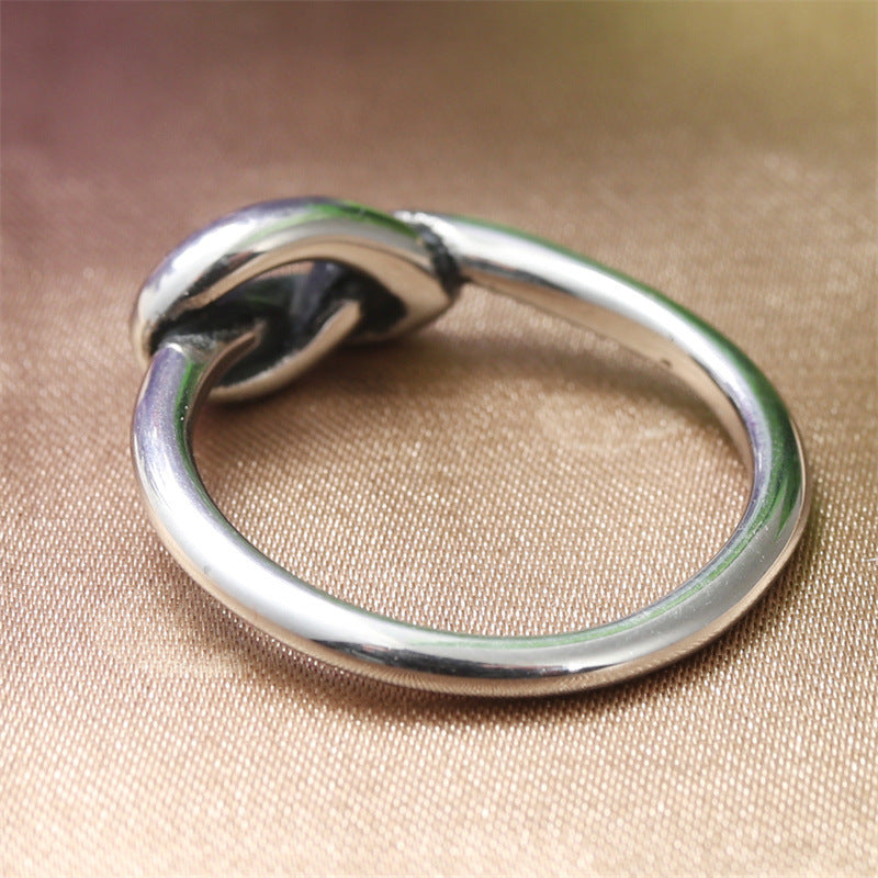 Zarte handwerkliche Ring