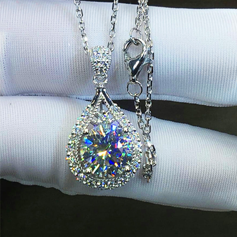 Schöne Halskette mit einzigartigem Stil