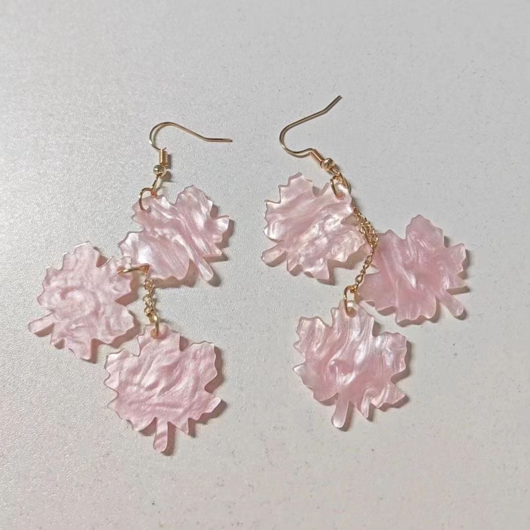 Zarte handwerkliche Ohrring