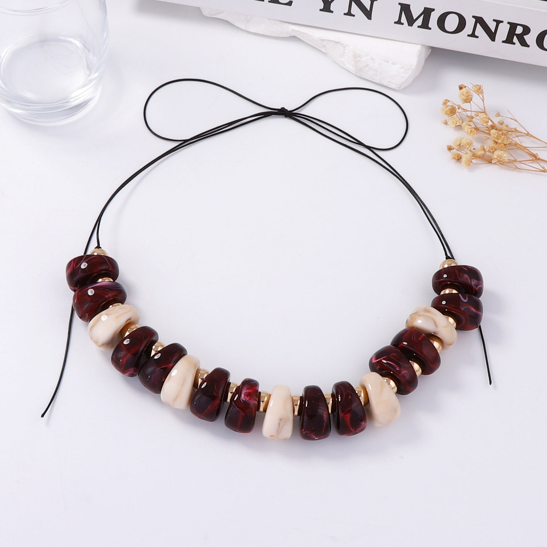 Schöne Halskette mit einzigartigem Stil