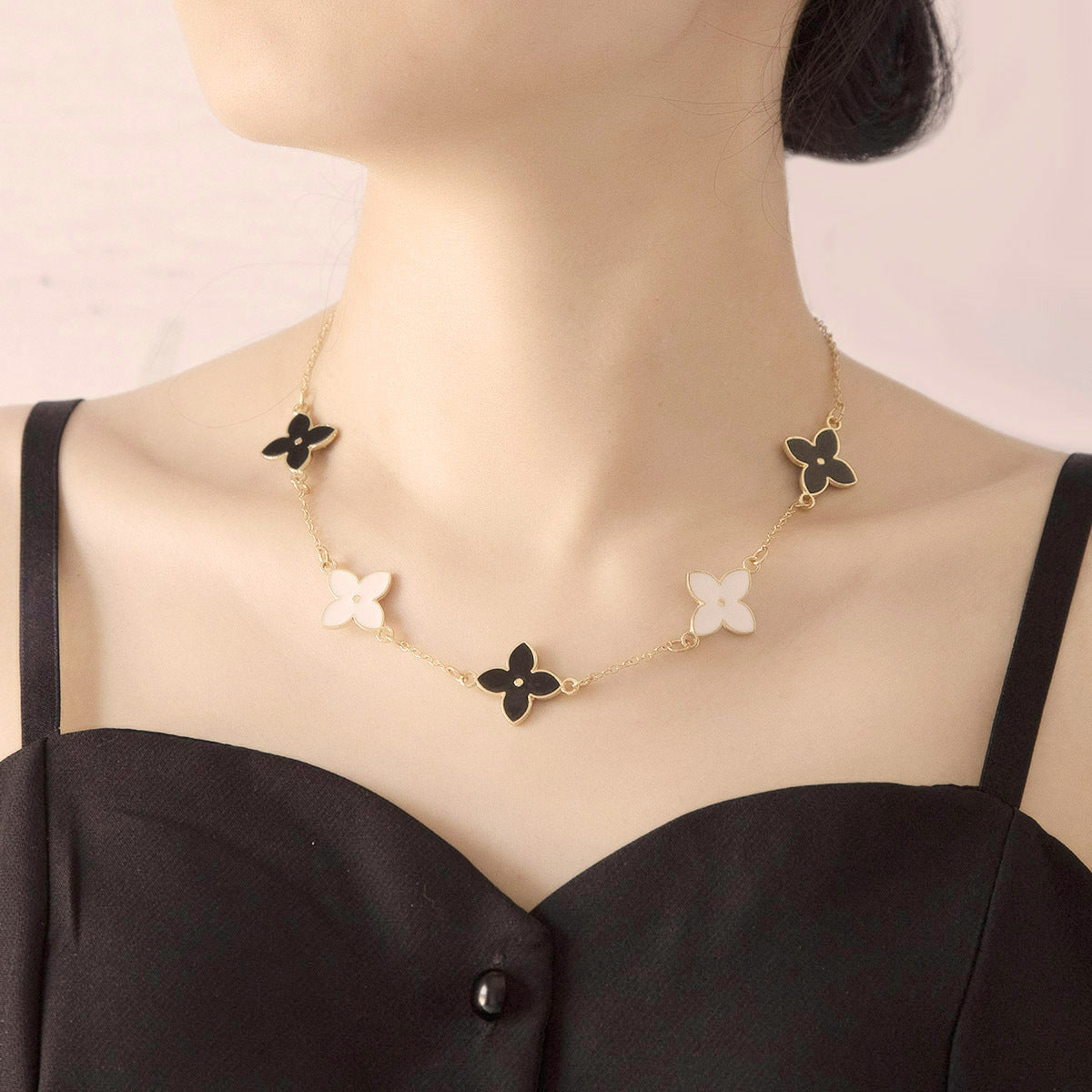 Schöne Halskette mit einzigartigem Stil