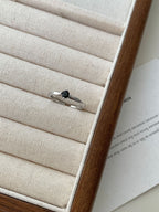 Zarte handwerkliche Ring