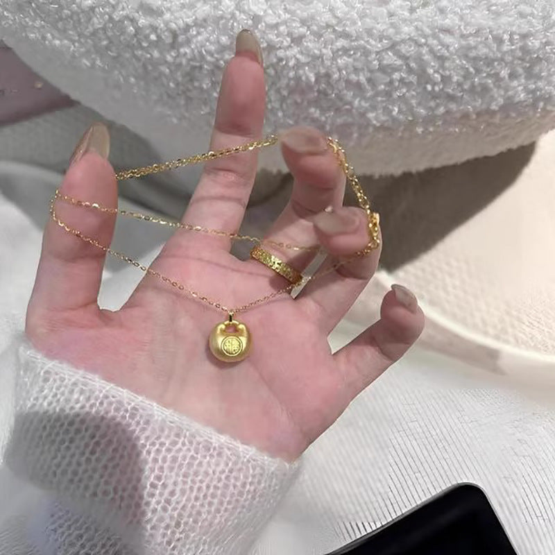 Schöne Gold Halskette mit einzigartigem Stil