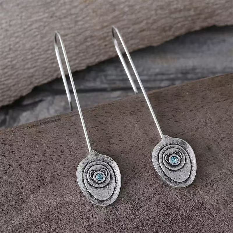 Zarte handwerkliche Ohrring