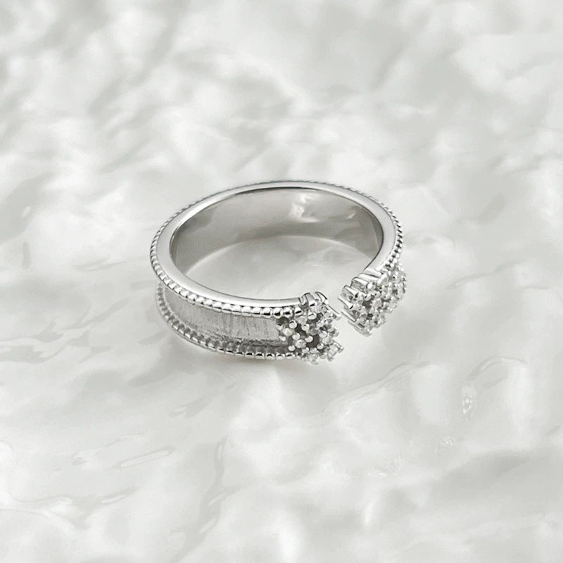 Zarte handwerkliche Ring