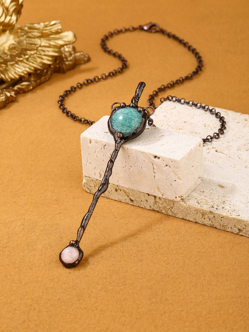 Schöne Halskette mit einzigartigem Stil