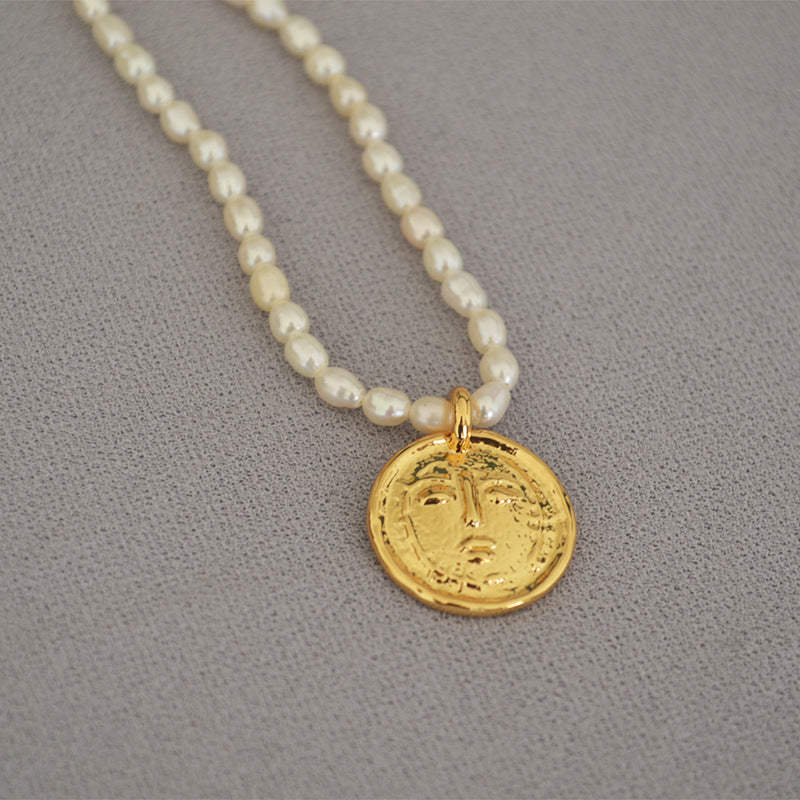 Schöne Gold Halskette mit einzigartigem Stil