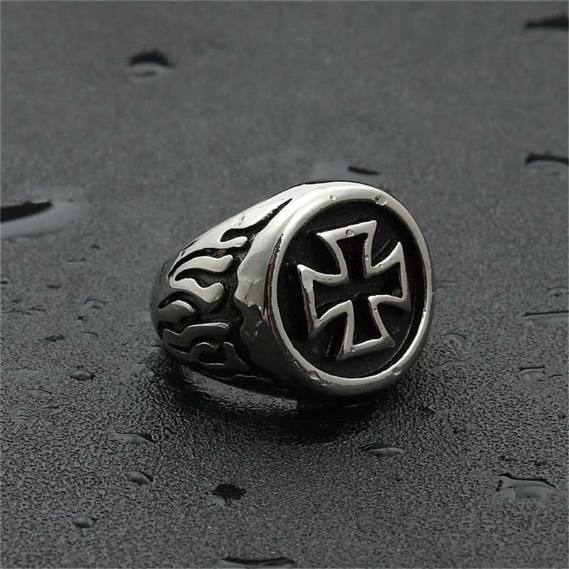 Zarte handwerkliche Ring