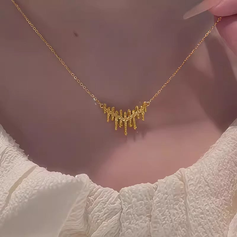 Schöne Halskette mit einzigartigem Stil