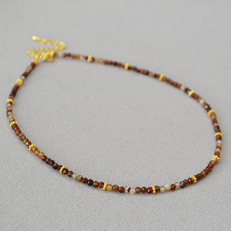 Zarte handwerkliche Halskette