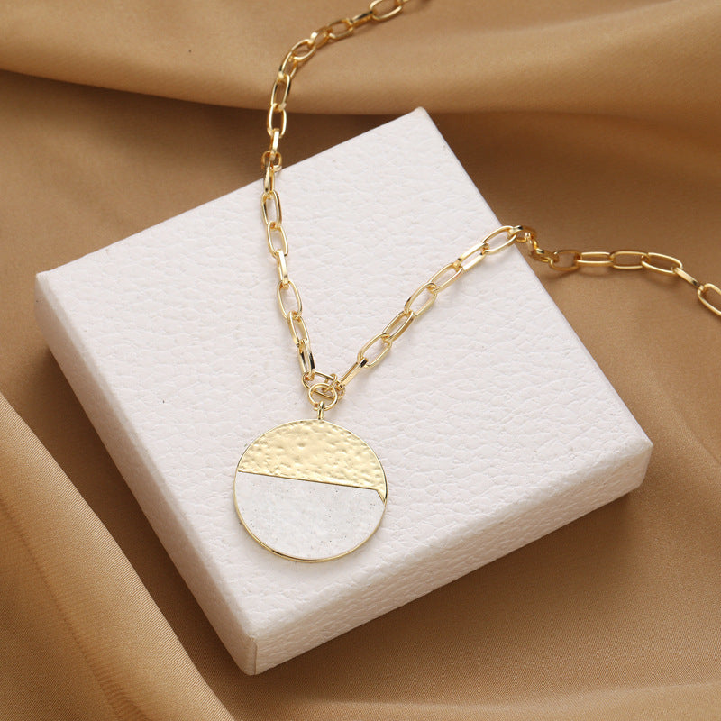 Schöne Halskette mit einzigartigem Stil