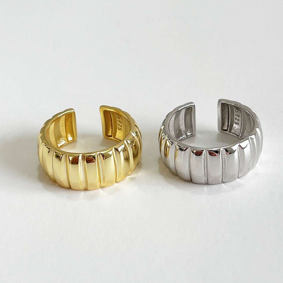 Zarte handwerkliche Ring