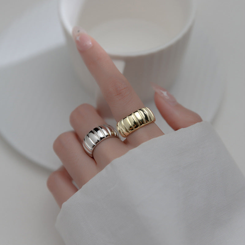 Zarte handwerkliche Ring