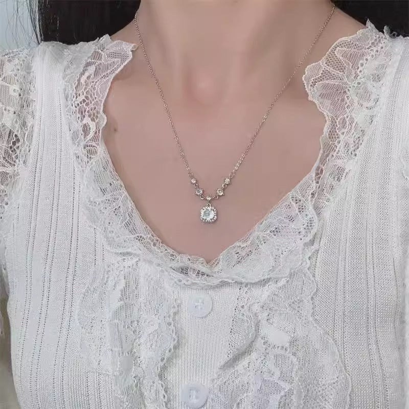 Schöne Halskette mit einzigartigem Stil