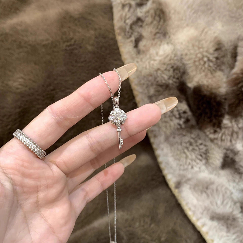 Zarte handwerkliche Halskette