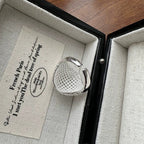 Zarte handwerkliche Ring