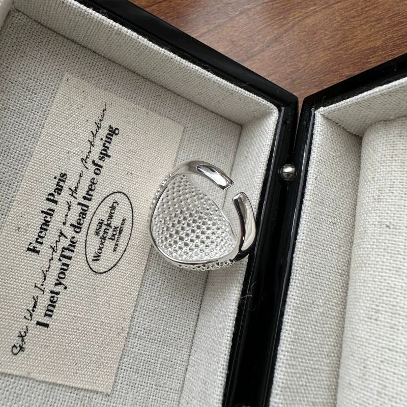 Zarte handwerkliche Ring