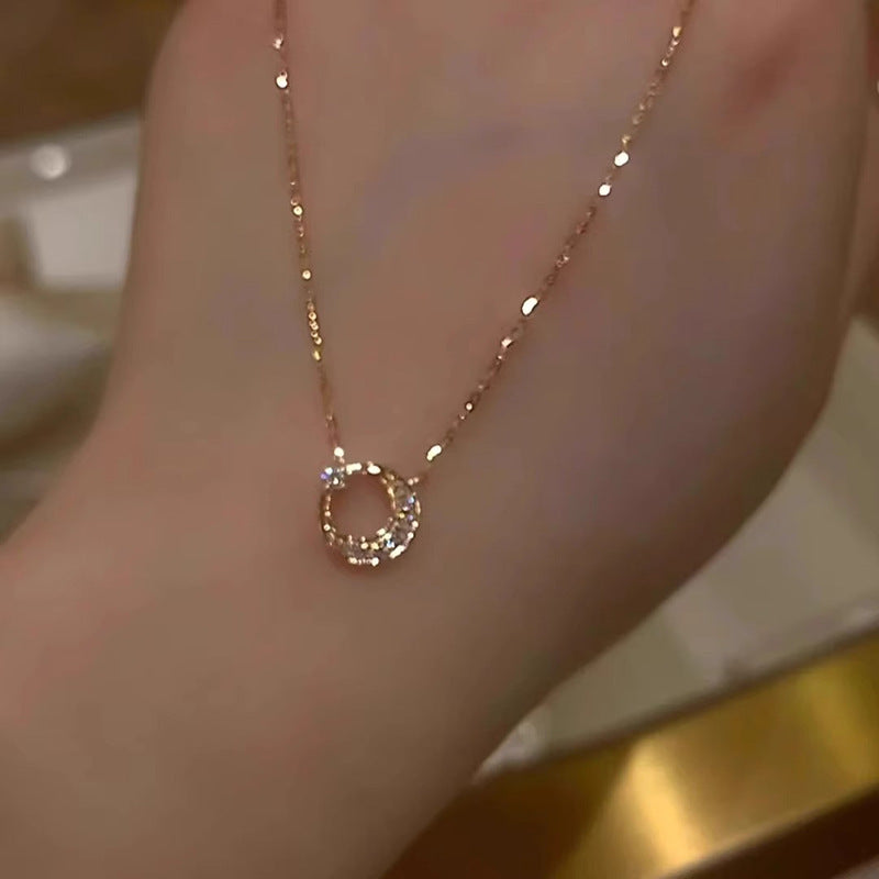 Zarte handwerkliche Halskette