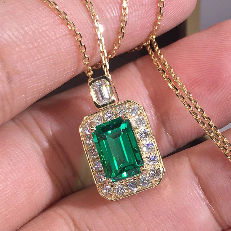 Schöne Halskette mit einzigartigem Stil