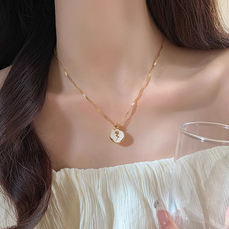 Schöne Gold Halskette mit einzigartigem Stil