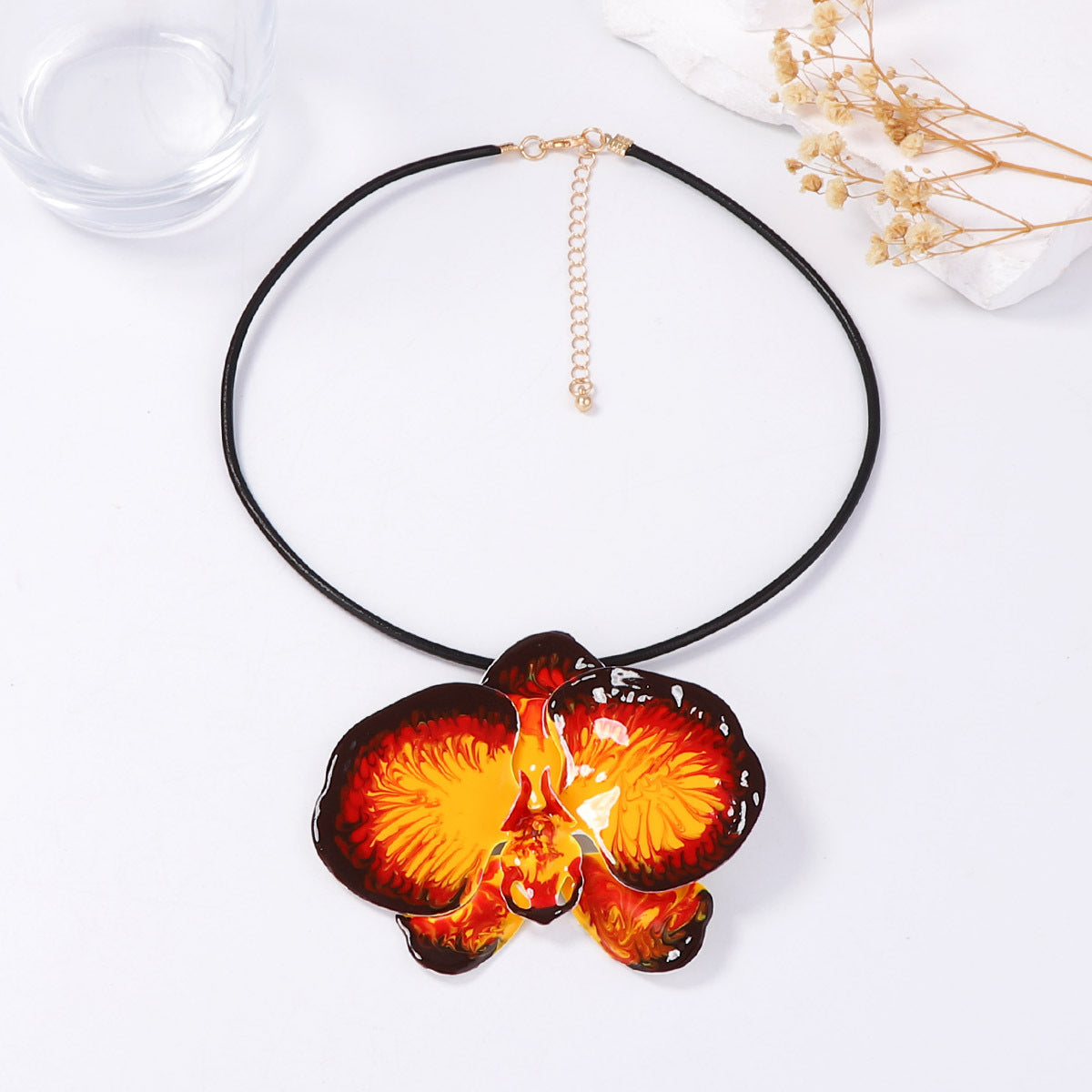 Schöne Halskette mit einzigartigem Stil