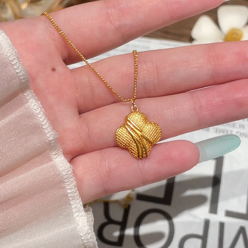 Schöne Gold Halskette mit einzigartigem Stil