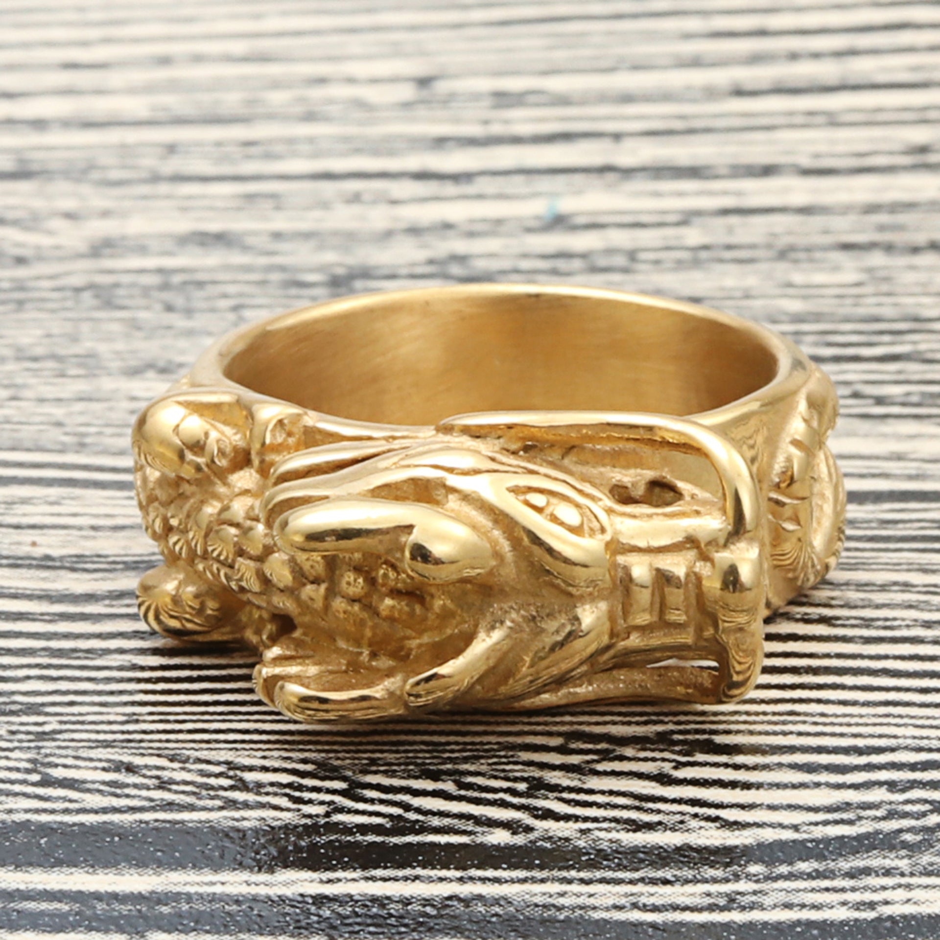 Zarte handwerkliche Ring