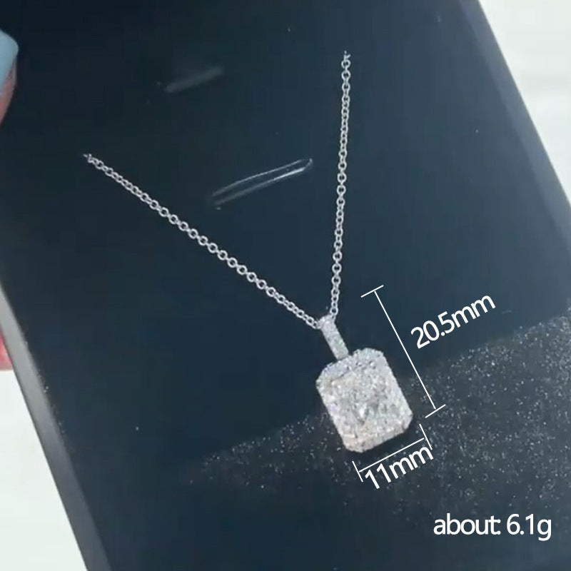 Schöne Halskette mit einzigartigem Stil